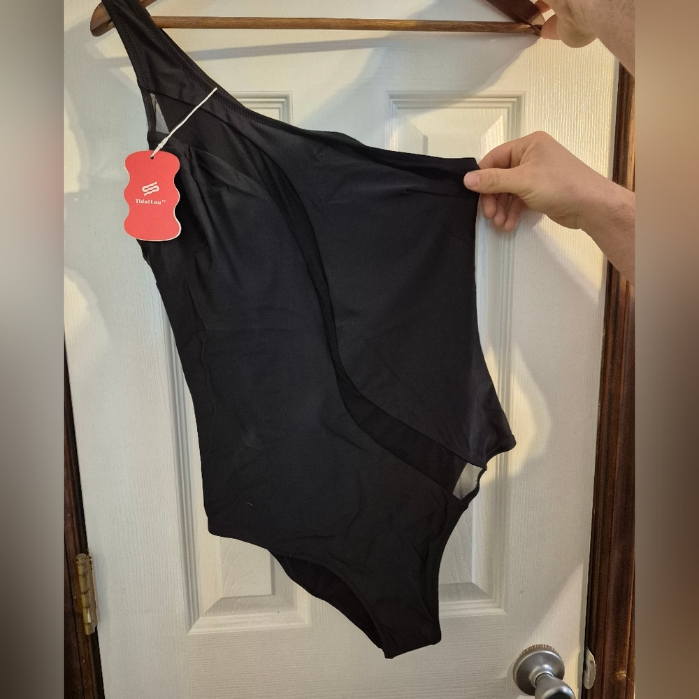Black One-Shoulder Swimsuit